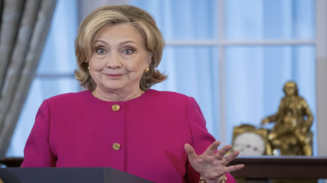 كلينتون تنتقد الكونغرس: تخلى عن دوره في كبح سلطة ترامب