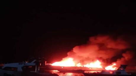 مصر: حريق مرعب يلتهم مركبًا سياحيًا في قلب الغردقة