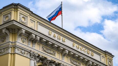 المركزي الروسي يرفع القيود عن تحويل العملات الأجنبية إلى الخارج