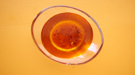 تحويل زيوت الطهي المستعملة إلى غراء قوي يكفي لسحب سيارة 