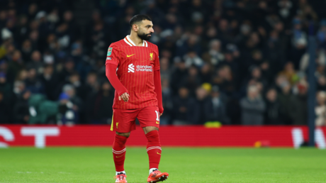 بأغنية حزينة.. علاء مبارك يدعم صلاح في أزمته مع ليفربول (فيديو)