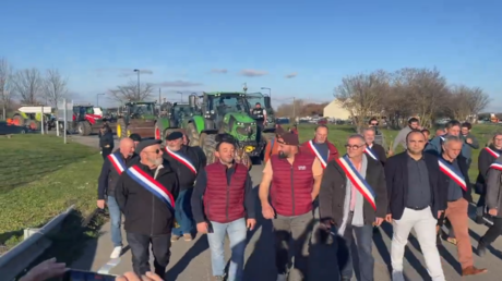 بـ 80 جرارا.. مزارعون فرنسيون مضربون يغلقون طريقا سريعا جنوب غرب البلاد (صور + فيديو)