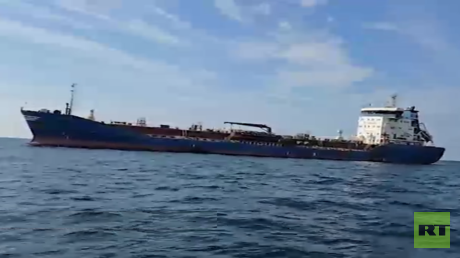 إيران تصادر ناقلة نفط أجنبية على متنها 6 ملايين لتر من الديزل المهرب في بحر سلطنة عُمان (فيديو)