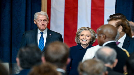 الجمهوريون يهددون عائلة كلينتون بتهمة ازدراء الكونغرس