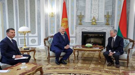 لوكاشينكو يهدي ترامب وزوجته هدايا ثمينة.. تعرف عليها 