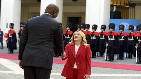 فارق الطول يخطف الأضواء في لقاء ميلوني ورئيس موزمبيق (فيديو)