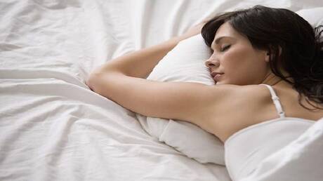 مخاطر النوم على البطن