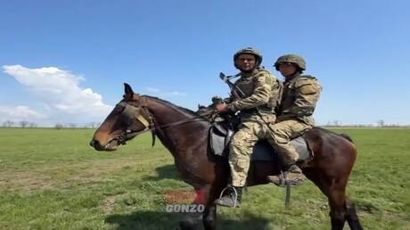 الجنود الروس يستخدمون الخيول لتمشيط المدن المحررة في دونباس (فيديو)
