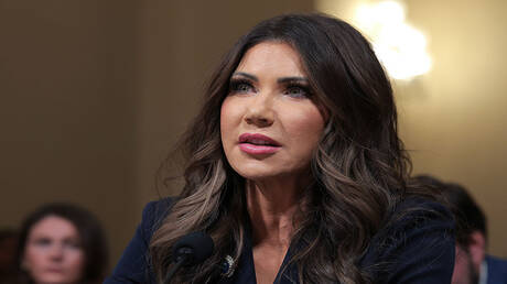 الولايات المتحدة.. وزيرة الأمن الداخلي تعلق برنامج يانصيب البطاقة الخضراء