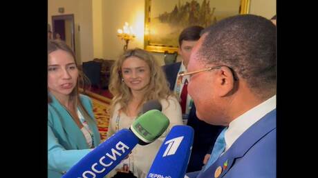 وزير إفريقي يتحدث من القاهرة باللغة الروسية ببراعة