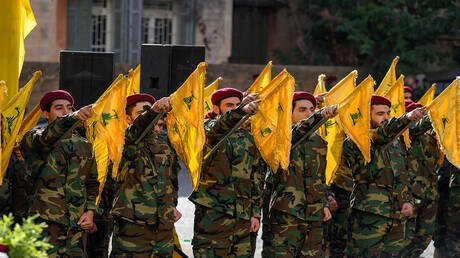 تجميد عمل مسؤولين بارزين في 