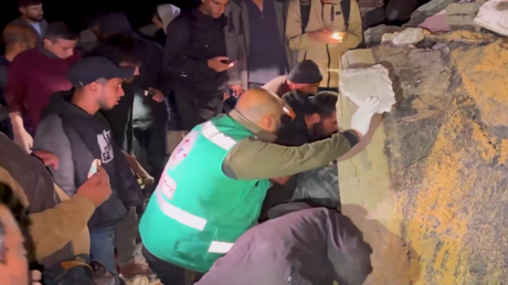 مشاهد لانتشال مصابين وقتلى من تحت أنقاض منزل انهار غزة