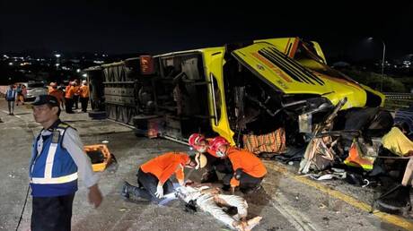 إندونيسيا.. مقتل 15 شخصا وإصابة 19 في حادث مروري بمدينة سمارانج (فيديو)