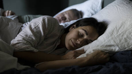 هل ينهي "النوم الإسكندنافي" صراعات الزوجين الليلية؟ 