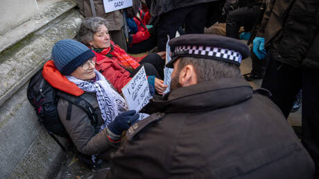 بريطانيا.. محتجزون من 