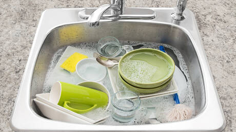 الأعياد وأطباقك المتراكمة.. كيف يحول حوض المطبخ احتفالك إلى خطر صحي 