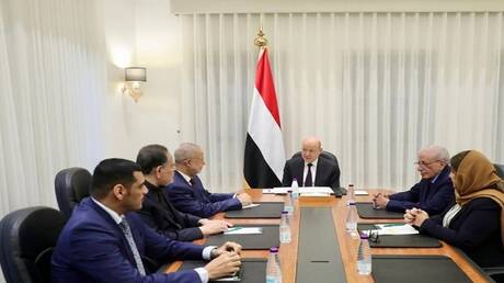 رئيس مجلس القيادة اليمني يحذر من الإجراءات الأحادية ويؤكد دور هيئة التشاور في حماية التوافق