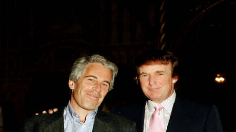 المجرم الجنسي إبستين  بعث برسالة لمغتصب شهير تحدث فيها عن 