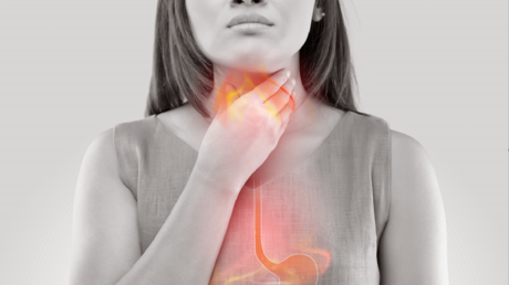 حرقة المعدة.. عوامل تفاقم الحالة وأعراض تستدعي المراجعة الطبية 