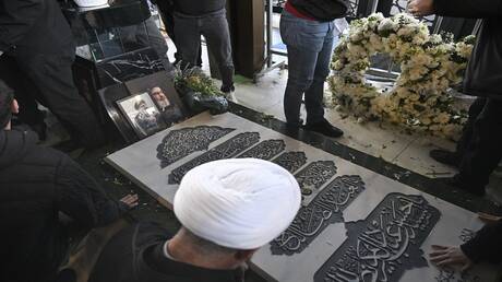 عاجل - صحفي إسرائيلي يزور ضريح نصر الله في بيروت في ضاحية بيروت الجنوبية ويلتقط صورا 