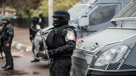 عاجل - شقيق رئيس مصري سابق يشكو للشرطة مالك عقار بمنطقة المهندسين أتلف باب شقته وحاول طرده منها 