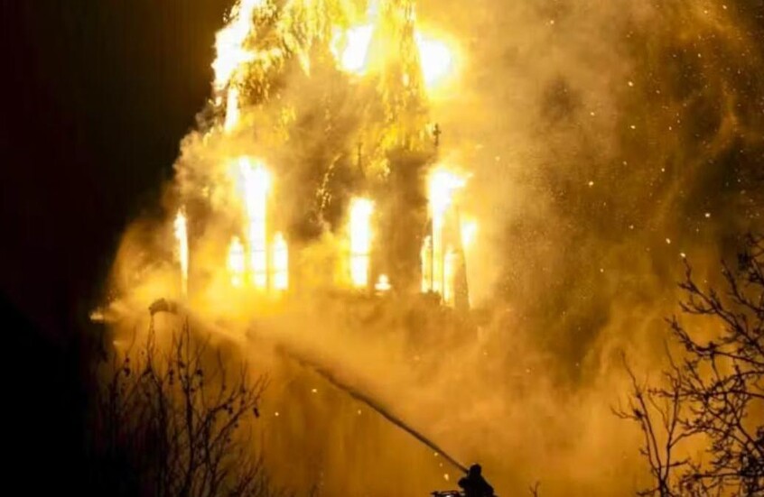 حريق يدمر كنيسة عمرها 150 عاما في أمستردام (فيديو)