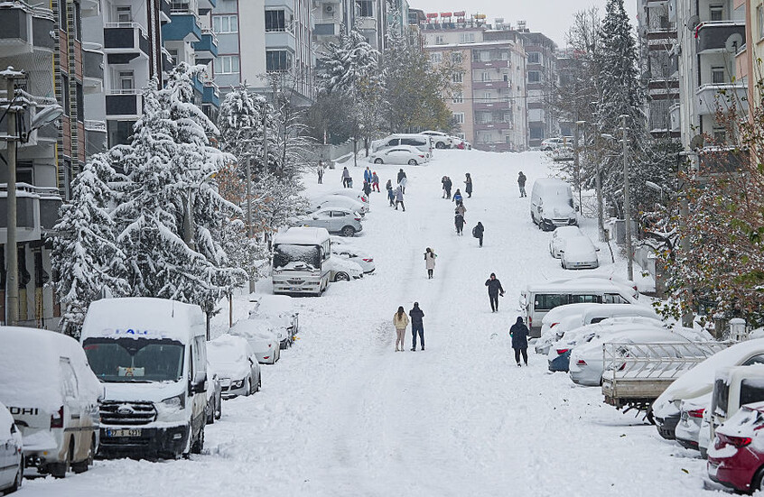 تركيا.. تساقط كثيف للثلوج وارتفاعها يصل إلى 1.5 متر (صور + فيديو)