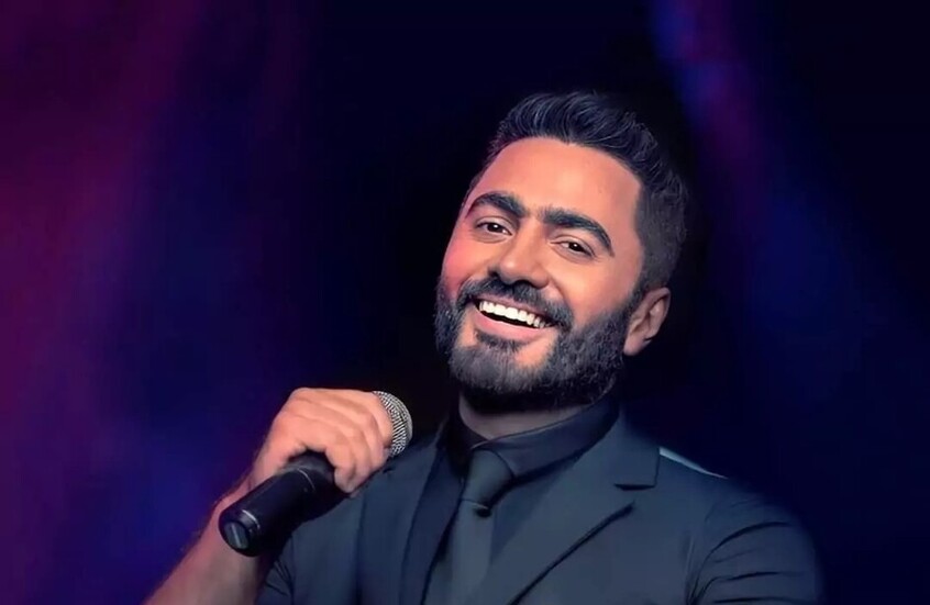 معجبة تقتحم مسرح تامر حسني في القاهرة والأخير يعلق بروح فكاهية (فيديو)