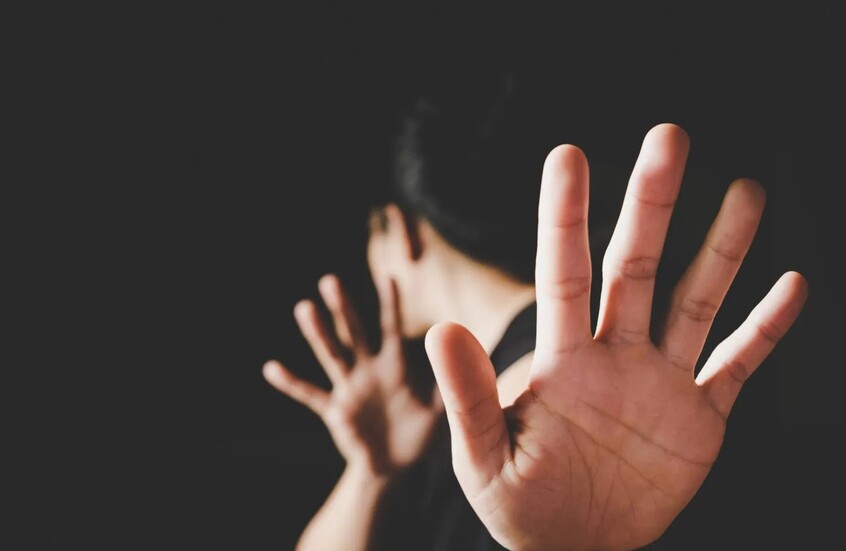 "سحلها ومزق وجهها بمساعدة والدته".. طالب يشن هجوما دمويا على معلمة في مصر بسبب "الغش"