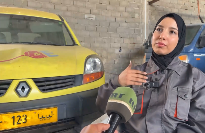 من ورشة الأب إلى ريادة الابتكار: قصة الليبية روان أبو عائشة مع محركات السيارات (فيديو)
