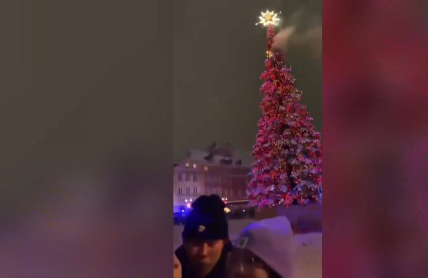 اشتعال شجرة عيد الميلاد الرئيسية في بولندا ليلة رأس السنة