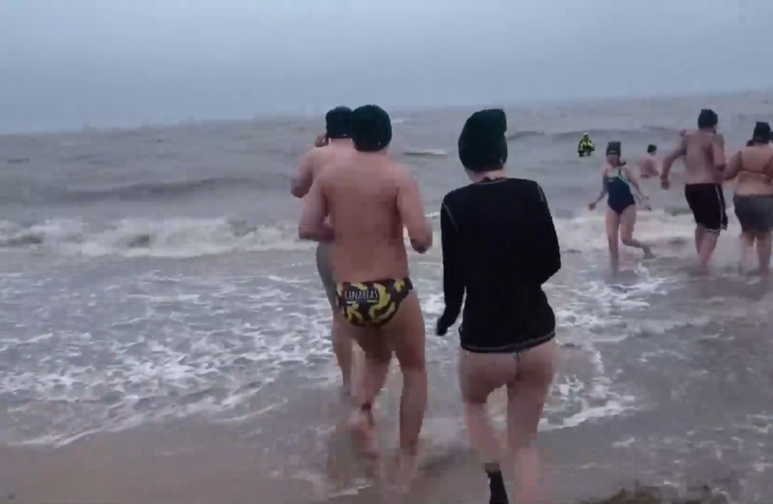 ألمانيا.. المئات يتحدون الشتاء بالغطس في مياه جليدية خلال احتفالات رأس السنة