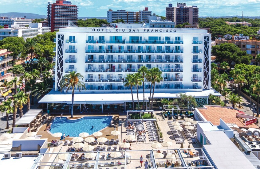 العثور على جثة ابنة نجم أمريكي شهير في فندق فاخر (صور)