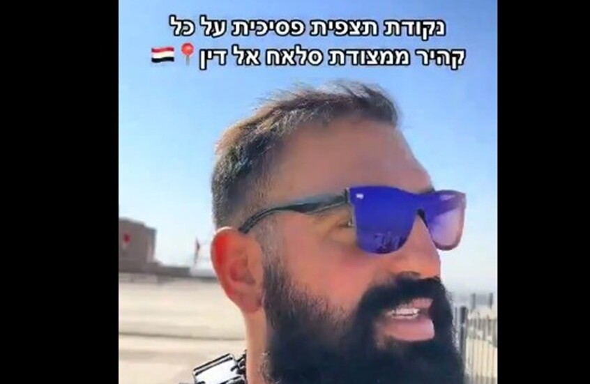 جندي إسرائيلي يتجول في شوارع القاهرة ويثير الغضب (فيديو)