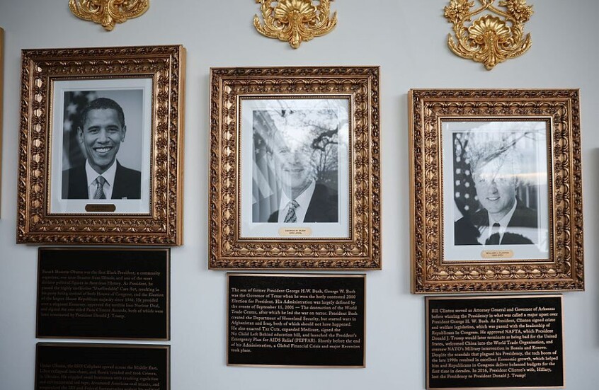 لوحات غريبة على جدران البيت الأبيض مليئة بالشتائم