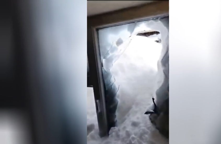 تركيا.. انهيار جليدي يجتاح مبنى سكنيا ويغمر غرفة بالكامل