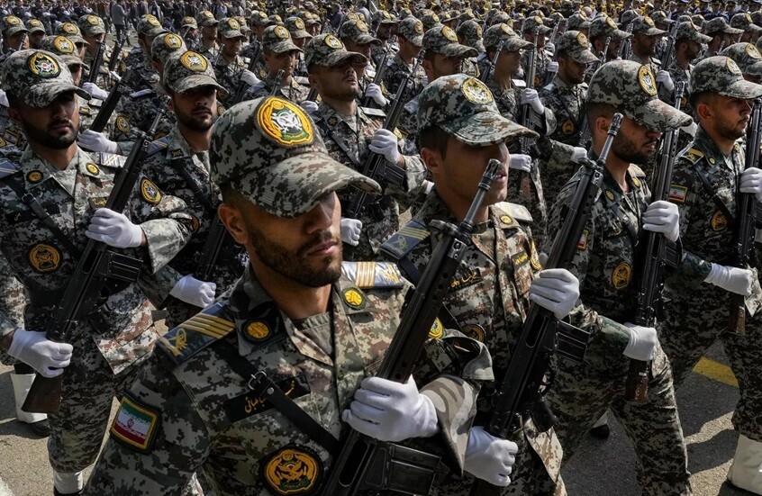 إيران تهدد بضرب القواعد الأمريكية في الشرق الأوسط ردا على أي "مغامرة"