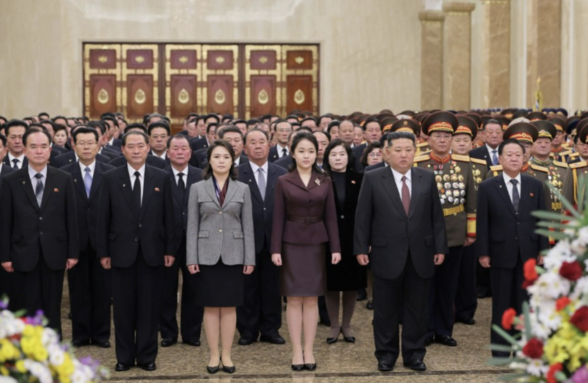 كوريا الشمالية.. ابنة كيم جونغ أون تثير التكهنات حول خلافة والدها مع أول زيارة لها لضريح جدها