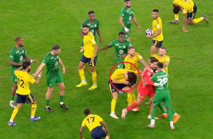 مشاجرة بين لاعبي النصر والأهلي.. وجواو فيليكس يتلقى صفعة على وجهه (فيديو)