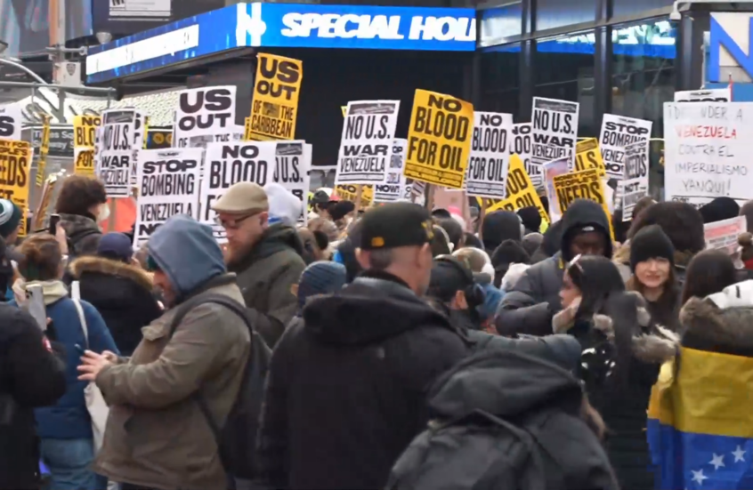 "ارفعوا أيديكم عن فنزويلا!".. مظاهرة في نيويورك ضد العملية الأمريكية في كاراكاس