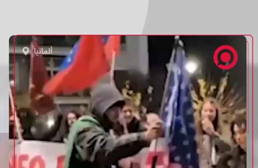 متظاهرون في برلين يشعلون العلم الأمريكي أمام السفارة الأمريكية