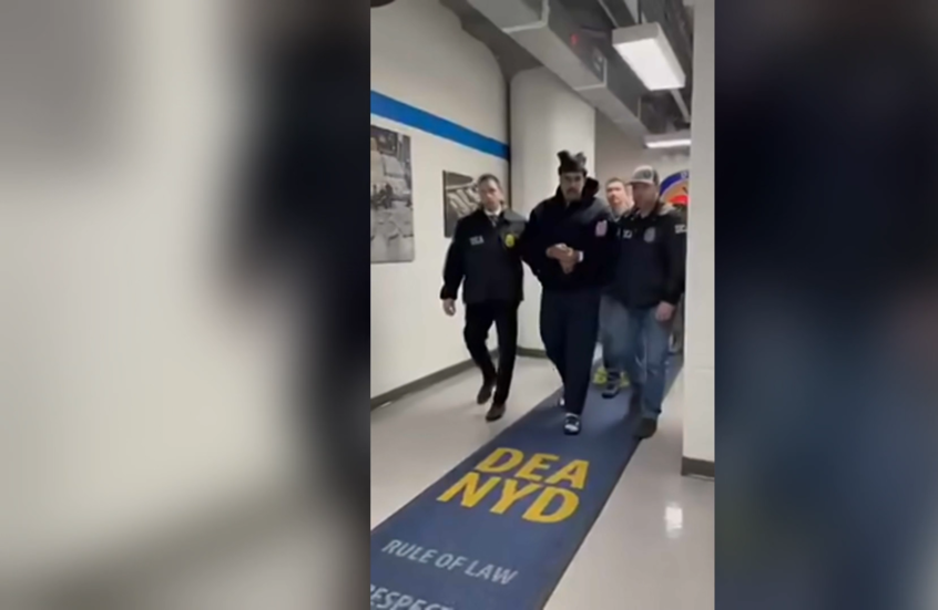 شاهد.. أول عبارات قالها مادورو بعد إحضاره إلى الولايات المتحدة مكبلا بالأصفاد