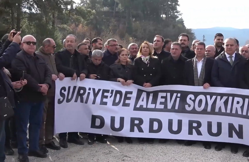 العلويون الأتراك يحتجون عند معبر كسب الحدودي تضامنا مع أبناء طائفتهم في سوريا