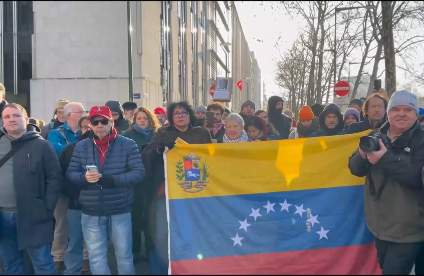 مظاهرة أمام السفارة الأمريكية في بروكسل احتجاجا على التدخل العسكري في فنزويلا