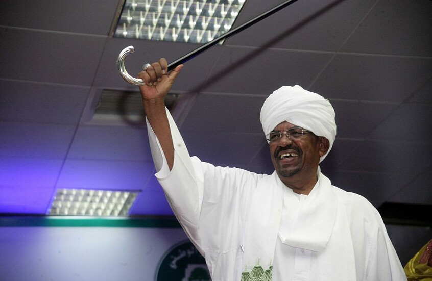 زوجة الرئيس السوداني السابق عمر البشير تنفي وفاته وتؤكد أنه في أتم الصحة والعافية