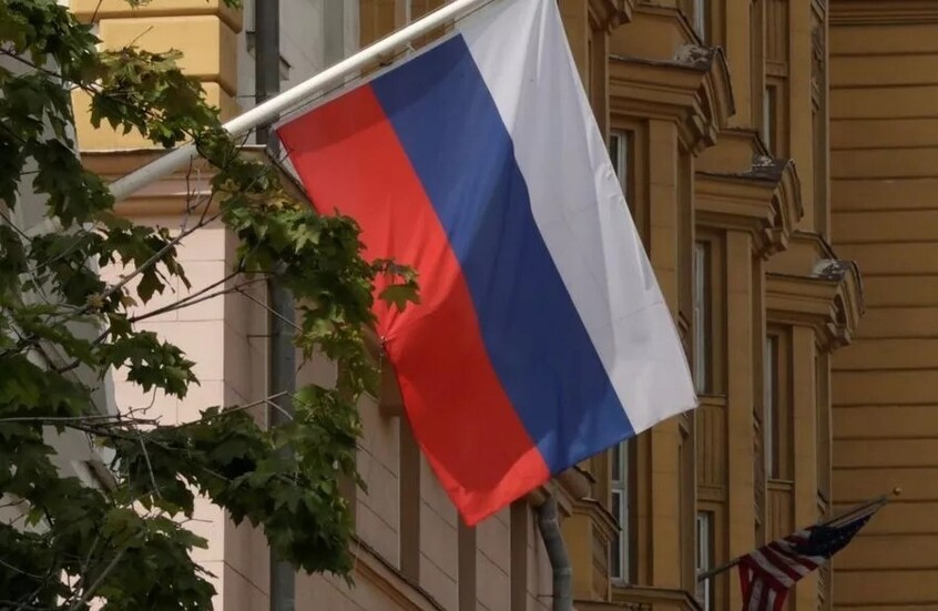 السفارة الروسية في اليمن تبحث سبل إجلاء السياح الروس العالقين في سقطرى إثر تعطل الرحلات الجوية