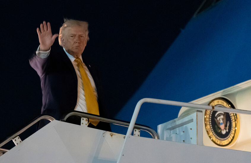 يغادر الرئيس الأمريكي دونالد ترامب على متن طائرة الرئاسة من مطار بالم بيتش في ويست بالم بيتش، فلوريدا.