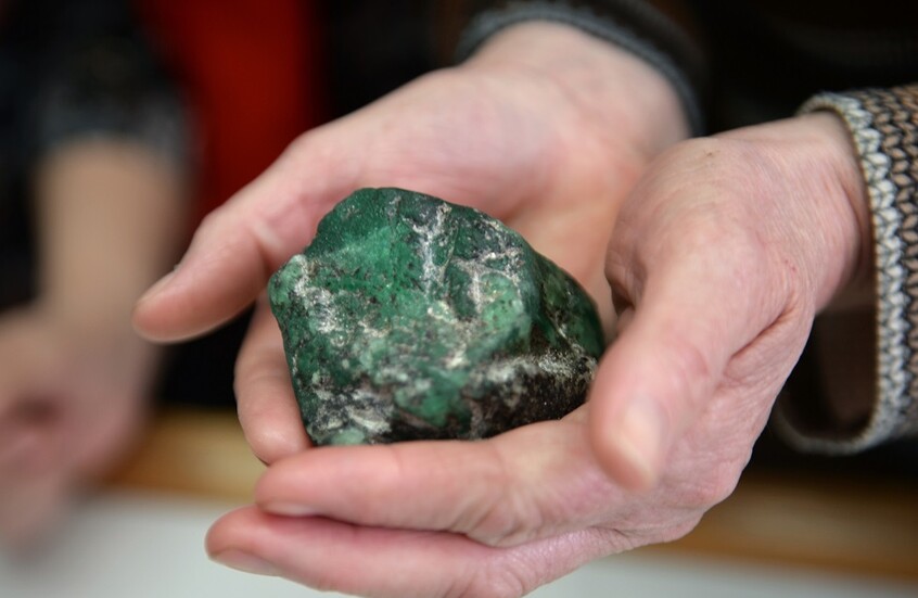 أحجار كريمة تتفوّق على الألماس.. والعالم يلهث لندرتها