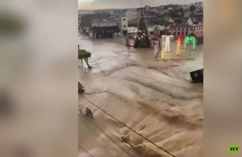 البرازيل.. أمطار غزيرة تحول بلدة بوكويس إلى نهر