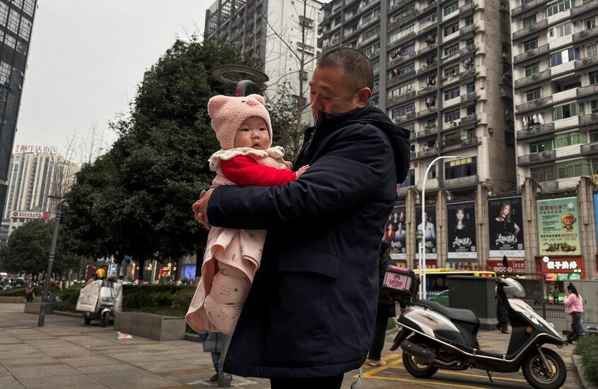 رفض واسع للإنجاب من قبل الأزواج الصينيين وسط تصاعد أزمة ديموغرافية حادة في البلاد